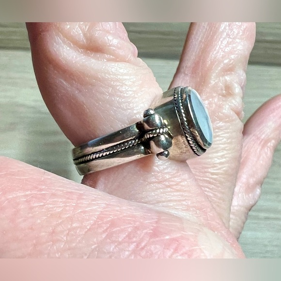 Handmade Designer Signed MWS Mother Of Pearl Sterling Silver Ring, Size 7.5 - Picture 11 of 12